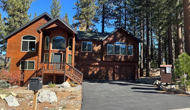 Spacious 4-bedroom house with beautiful views in South Lake Tahoe