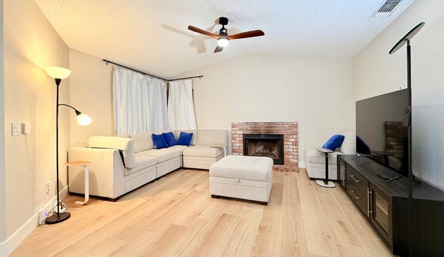 Spacious 4-bedroom house with AC in charming Roseville