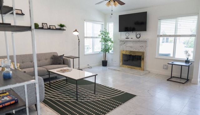 SPACIOUS 4-BEDROOM HOME WITH LARGE YARD AND GARAGE NEAR KNOTT'S BERRY FARM (p67)