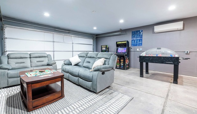 Spacious 4-bedroom house with Pool, Fun BackYard & Amazing Game Room