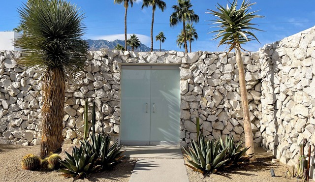 Spacious 4-bedroom Mid-Century house in Palm Springs