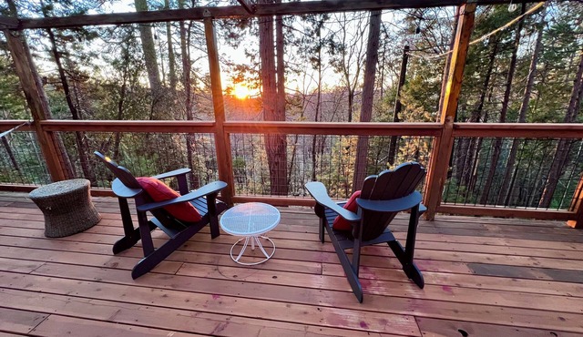 Spacious 4BR family cabin, lake access, near town and snow resort
