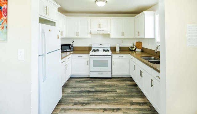 Spacious 5-Bedroom 3-Bath Sleeps 10 close to Downtown Los Angles With 2-Parking