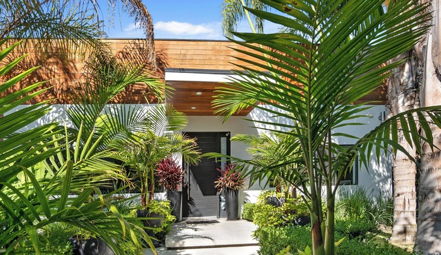 Spacious 5-bedroom + heated pool & spa in the heart of LA