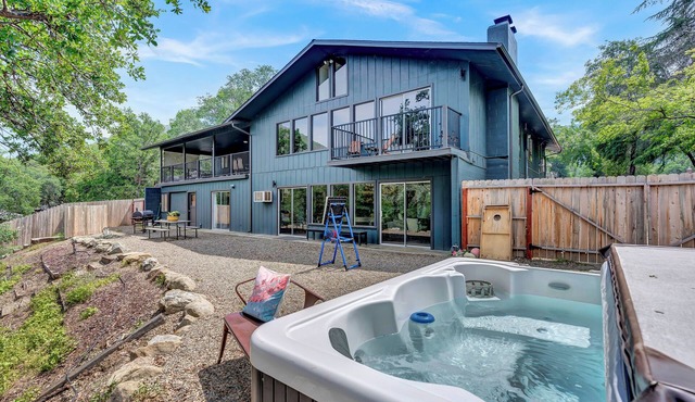 Spacious 5-bedroom house with Spa, EV charger and WiFi in charming Three Rivers