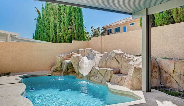 Spacious 5BR Home w/Private Pool Quiet Area Near Las Vegas Strip