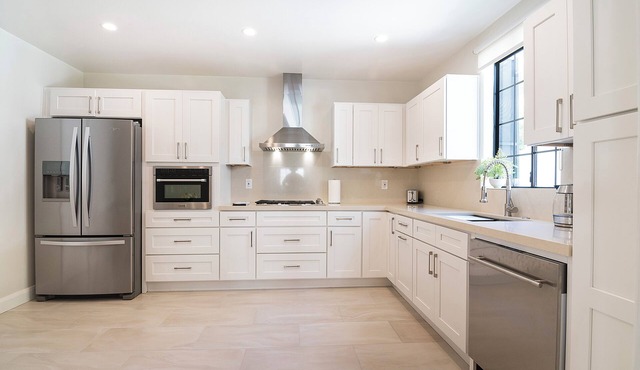 Spacious 6BR Home with BBQ & Yard Beverly Hills Adj