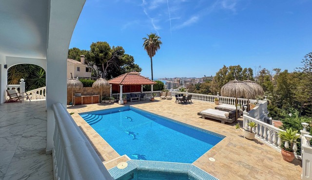 Spacious 7- bedroom villa in perfect Fuengirola with private pool