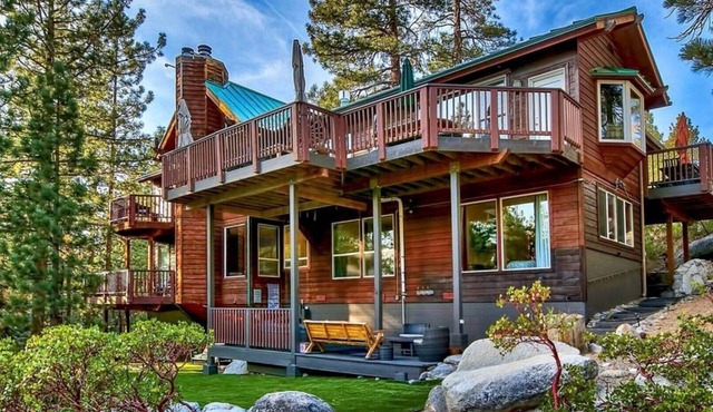 Spacious 7 BR, 6 Bath Chalet, sleeps 9 max. Gorgeous Views. Private Hot Tub.