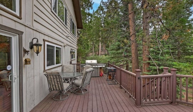 Spacious Cabin, AC, Deck + Fireplace, Games