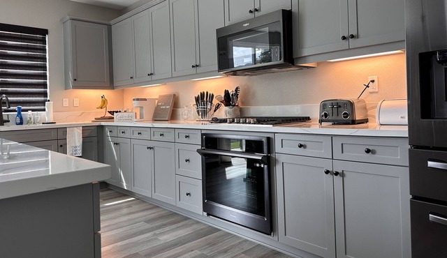 Spacious, comfy 3bd/3ba in The Valley! Minutes from shopping, food & fun!