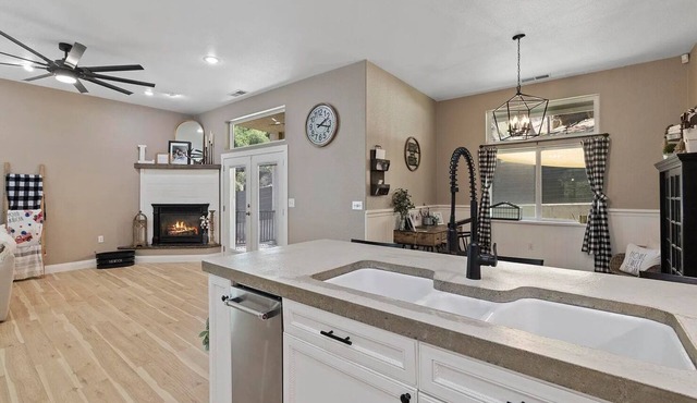 Spacious-Gourmet Kitchen-Luxe King Bed-Ping Pong-Arcade