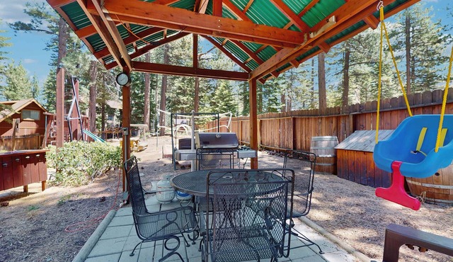 Spacious hideaway with private hot tub & huge yard - near the lake