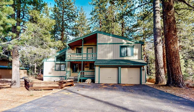 Spacious home lined by trees with wood stove & jetted tub - dog-friendly