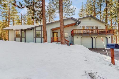 Spacious home with a pool table close to golf skiing hiking & biking