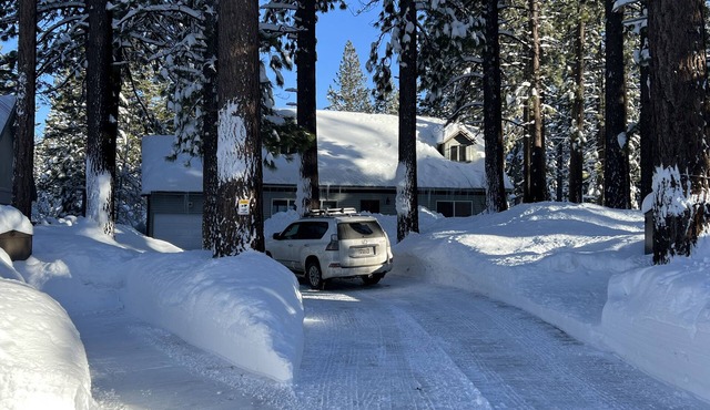 Spacious knotty pine wood house, 5bedrooms, 2.5 Baths, Sleep 10 people