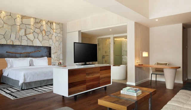 Spacious Modern Suite with Free Minibar Items (T Sand Suite37)