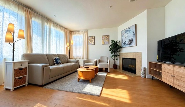 Spacious Private Bedrooms With Full Amenities Near Grocery Stores & Main Highway Routes