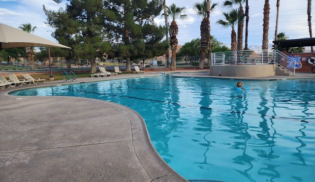 Spacious Resort Villa, 2 Pools, Hot Tubs, Garage & Clubhouse Access