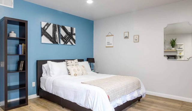 Spacious Studio Universal Private Entry Patio Sleeps 4