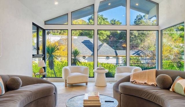 SPANISH MODERN VILLA IN BEVERLY HILLS