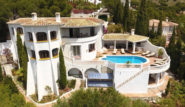 SPECTACULAR 4 BED VILLA WITH COASTAL VIEWS TOWARDS COSTA DEL SOL AND MOROCCO