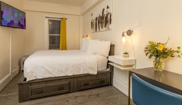 Standard Queen Room with Ensuite Bathroom