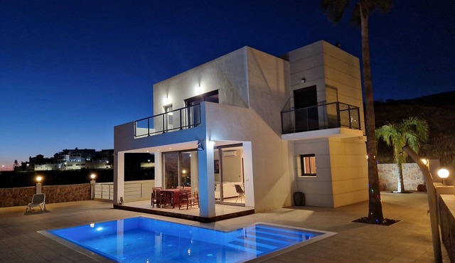 Stort Moderne Hus. Hele 500 m2 hus og Terrasser, Pool, Garage omm