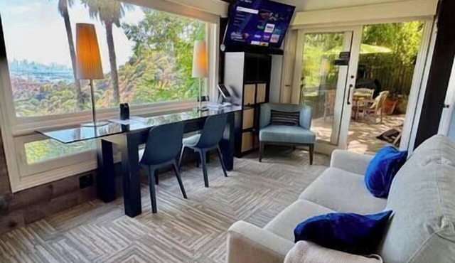 STUDIO 1080 HOLLYWOOD: Jetliner DTLA Views Private Hillside Studio King Bed