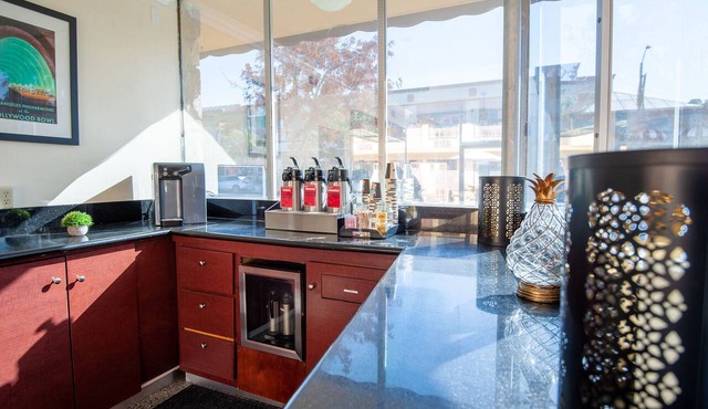 Studio City Court Yard Hotel