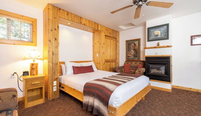 Studio | Kitchen | Outdoor Pool | Free Parking | Spa Tub & Lake Access