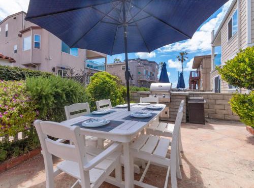 Stunning beach home - steps2sand, AC, Large Patio and Fast Wifi!