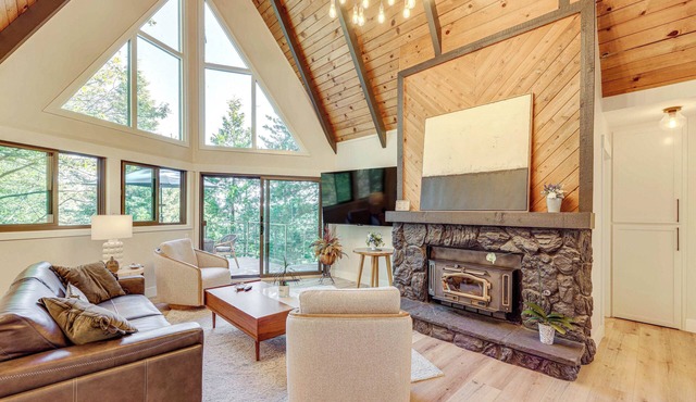 Stunning Forest Views: Luxury Lake Arrowhead Cabin