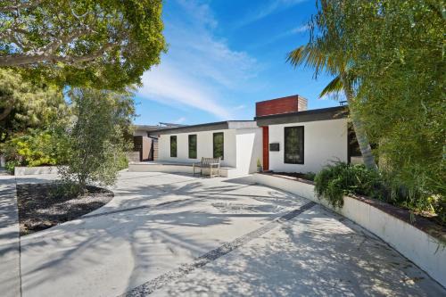 Stunning Modern 5BR Family Mansion, Panoramic views of Penmar Golf, Pet Friendly!