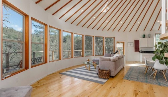 Stunning Roundhouse, Waterfall, Hot Tub & Views