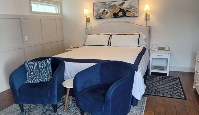 Stunning Studio w/Yard and Hot Tub - Suite B