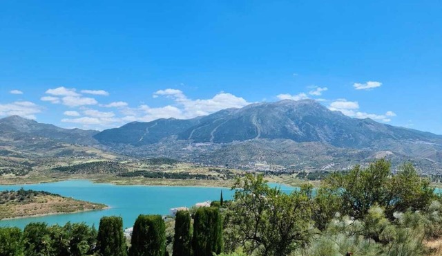 Stunning Villa with a Private Pool, Panoramic views of Lake Vinuela