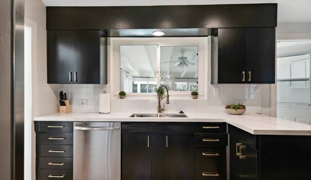 STUNNING villa with heated pool in Valley Village