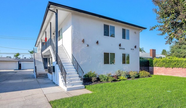 Stylish 2-Bedroom Apartment in Downey