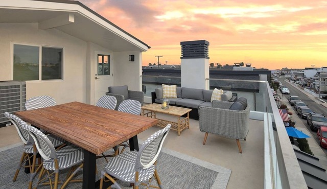 Stylish 4BD/4BA A/C Private Rooftop Patio Bikes WiFi 2-Car Parking!