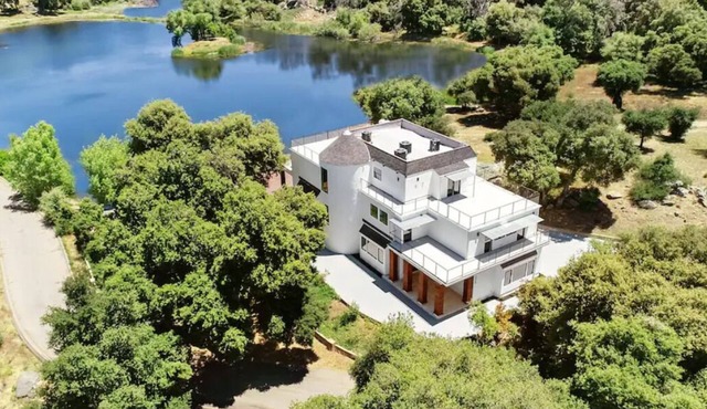 Stylish LAKEFRONT home near Julian