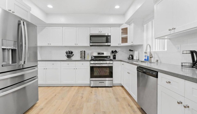 Stylish New home Near DTLA, Disneyland, SOFI
