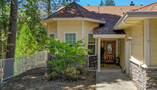 Stylish & spacious 6-bedroom house with game room near lake & Yosemite