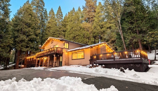 Sugarpine Trailhead Lodge-8 miles from Yosemite-2 Cabins, 6 Bedrooms, Sleeps 18-2 Hot Tubs