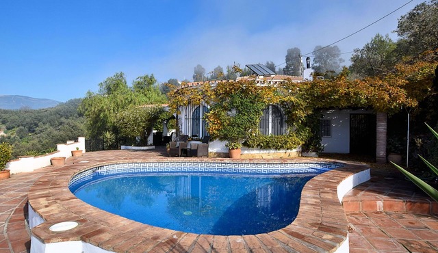 Sun-Soaked Villa with Blue Waters