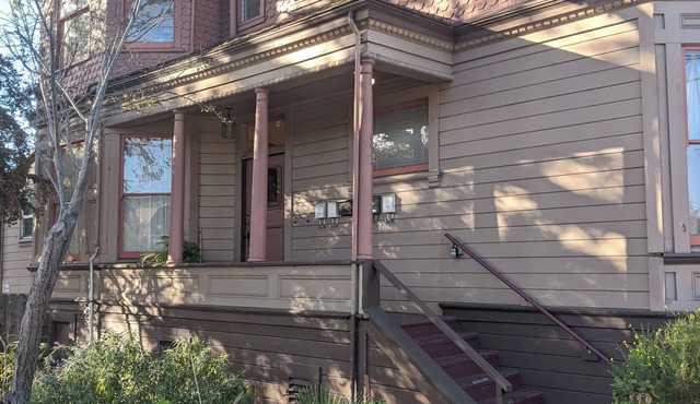 Sunny 1BR in Gorgeous Berkeley Victorian