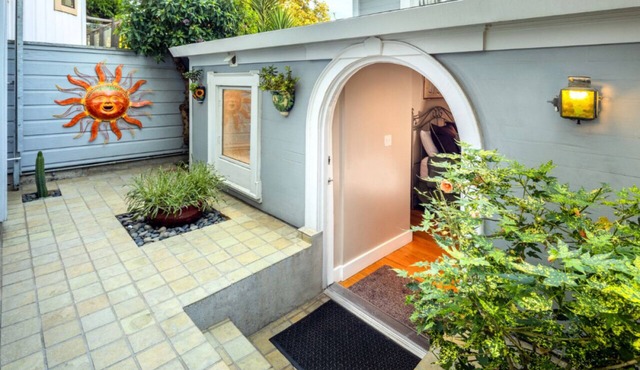 Sunny Bernal Heights Casita with Private Entrance