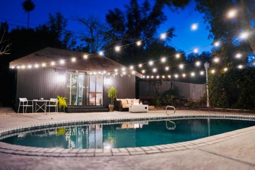 Sunny Days Tiny House with private entrance, pool and view