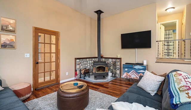 Sunset Peak Cabin 3BR house in TH with Lake Access-Walk to Downtown
