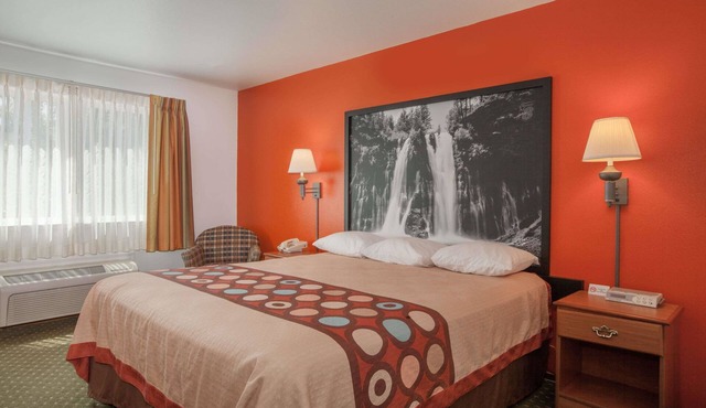 Super 8 by Wyndham Cloverdale Wine Country